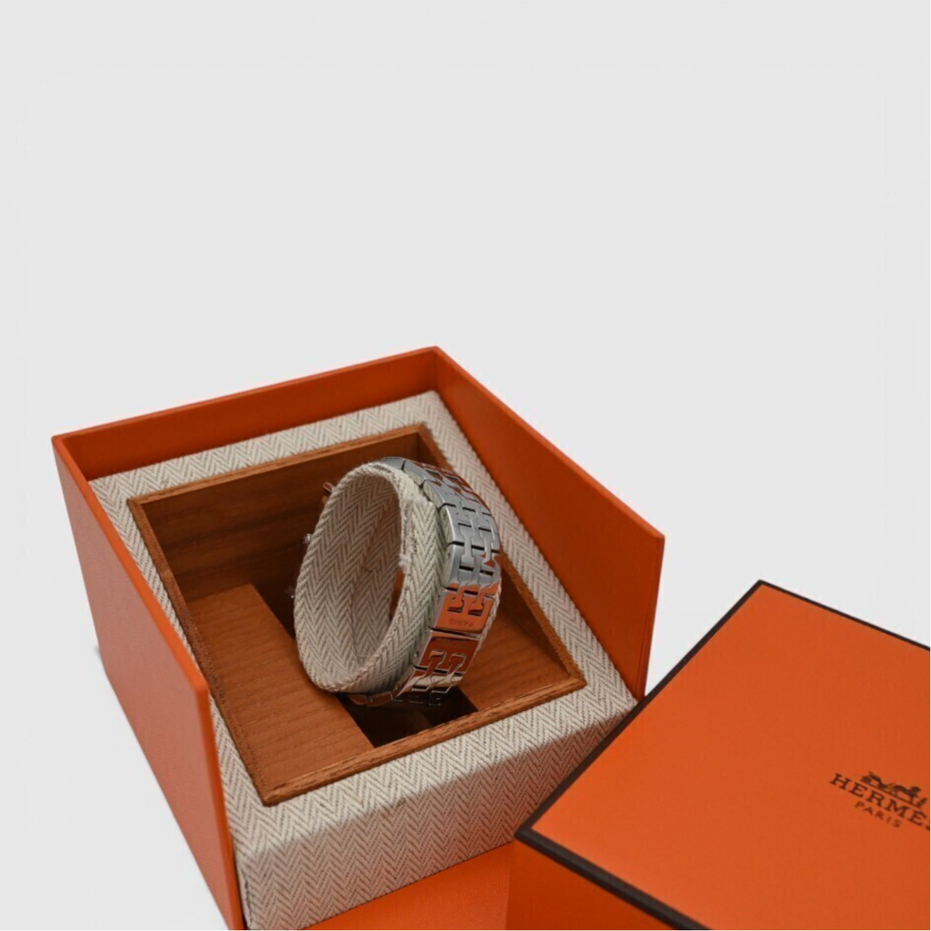 Hermes-Stainless-Steel-Quartz-Watch-05