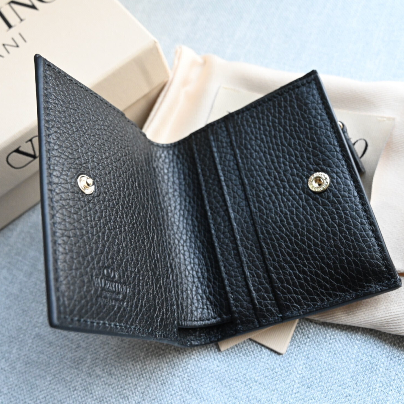 Valentino-Garavani-Rockstud-Bi-Fold-Wallet-03