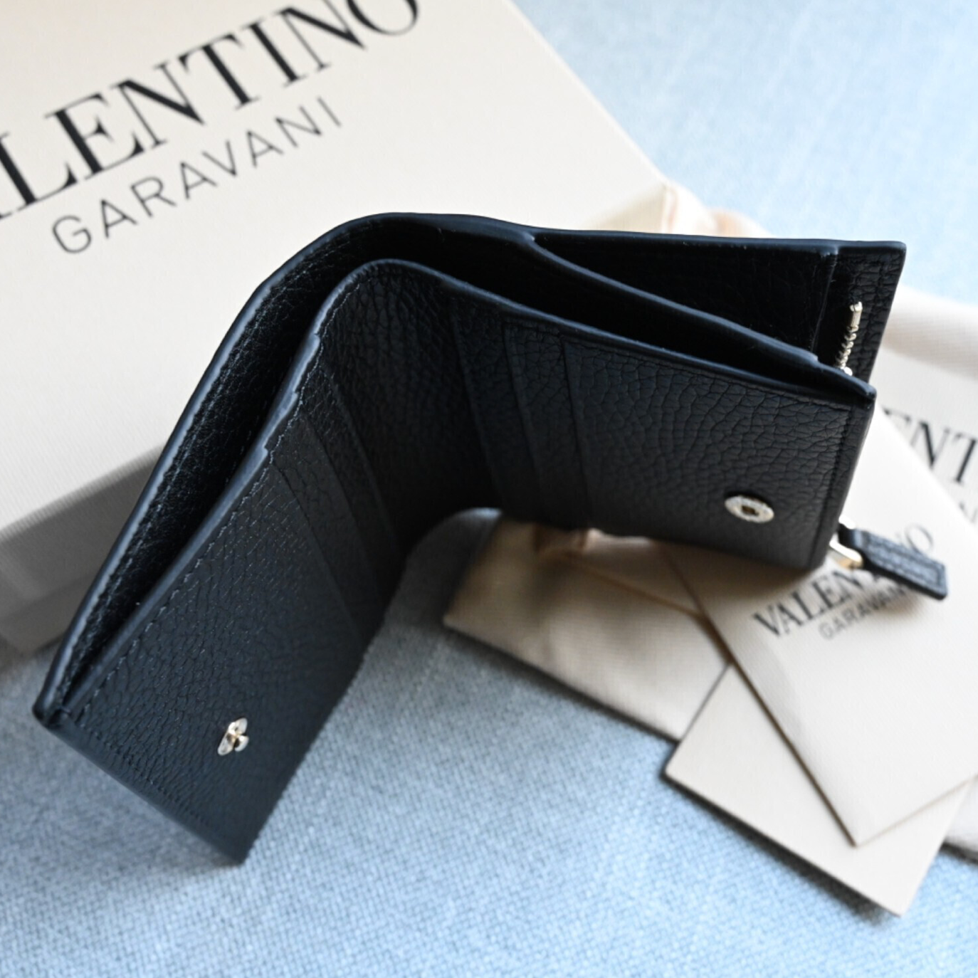 Valentino-Garavani-Rockstud-Bi-Fold-Wallet-04