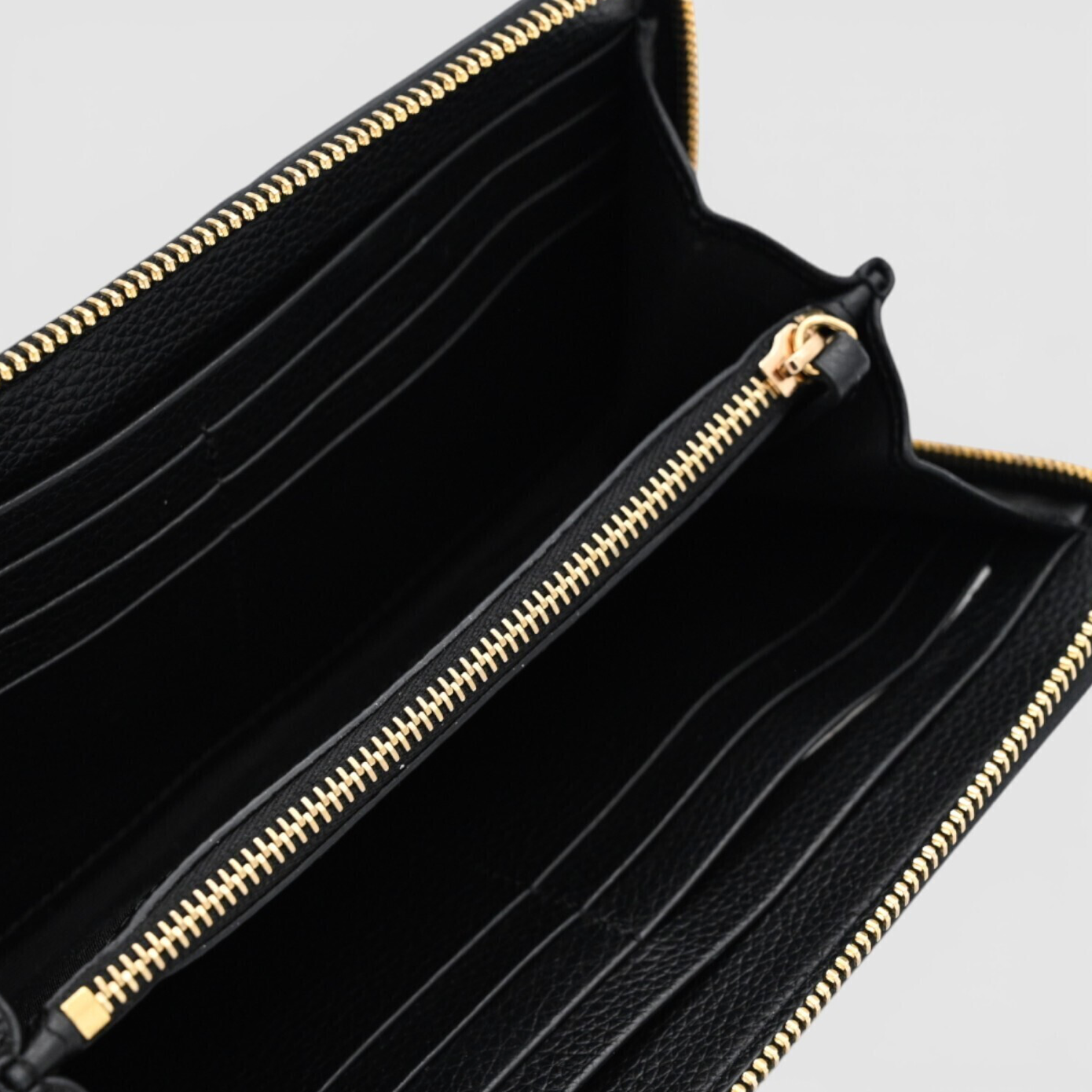 Versace-LetterV-Zip-Around-Long-Wallet-04