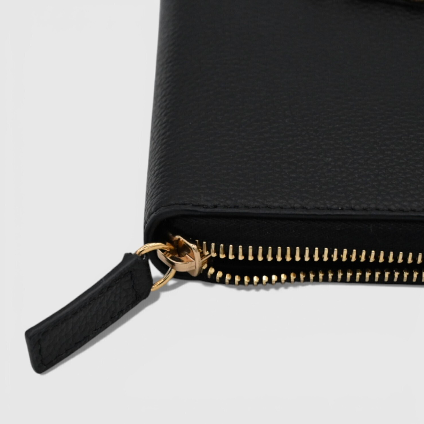 Versace-LetterV-Zip-Around-Long-Wallet-05